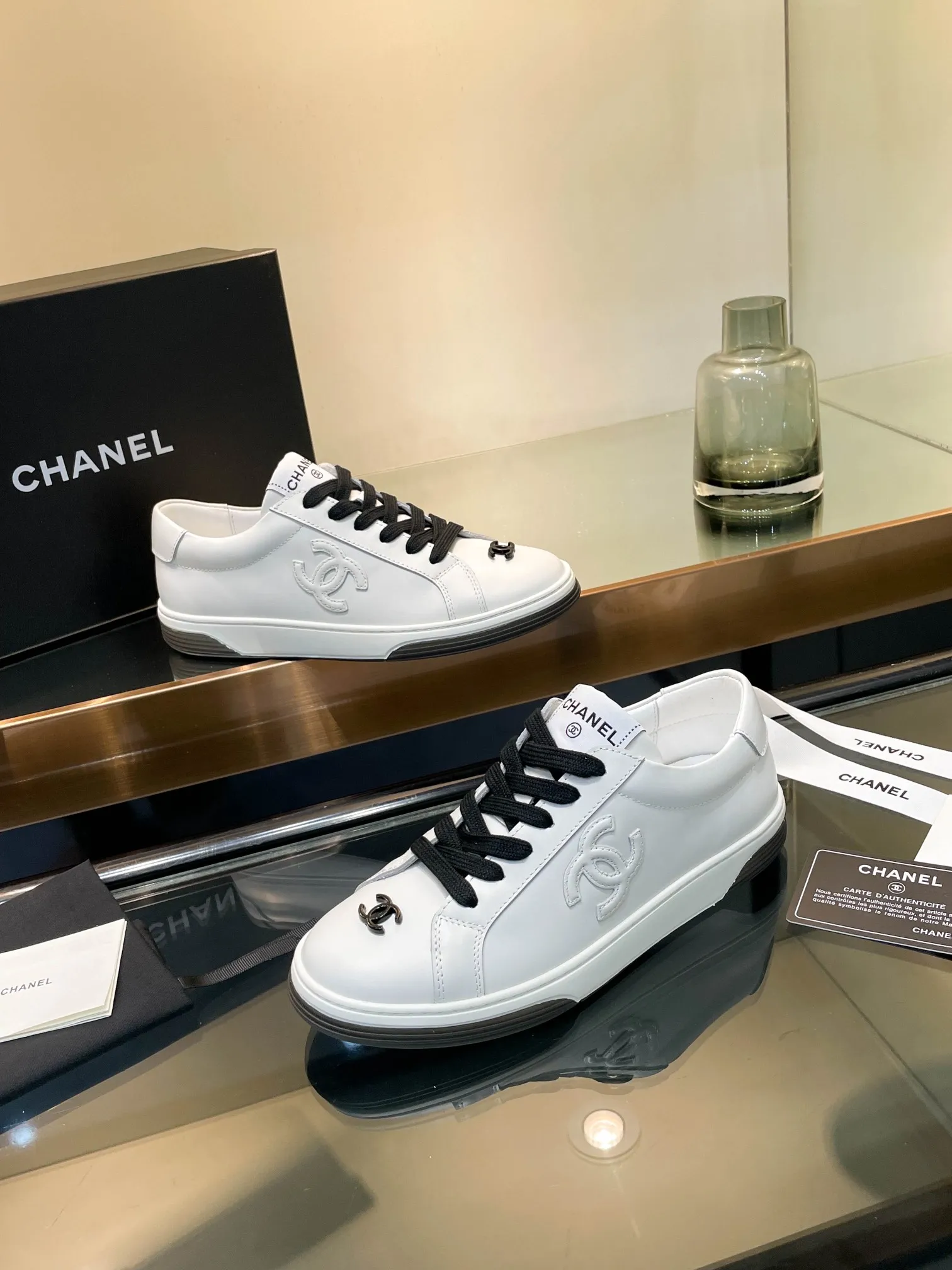 👟👟Ex-factory price 520👟👟Chanel Chanel 25SF latest model full leather panda color white shoes casual sports shoes skateboard shoes original purchase and development production Xiaoxiang C Home Another super popular item in the counter, loved by Internet celebrity bloggers and sisters, and various praises on social platforms. It is very popular, has a high texture, is breathable and super spring and summer. Seeing this issue always arouses the inner desire of girls for fashion. The latest suede material, classic black and white color, full of fashionable feeling on the feet, easy to care for. Fabric: Original customized imported cowhide material. Lining: Customized soft sheepskin lining. Sole: Original molded TPU non-slip outsole. Bottom thickness: 2.5CM. Size: Women's size 35-40 (custom-made sizes 40 are non-refundable)